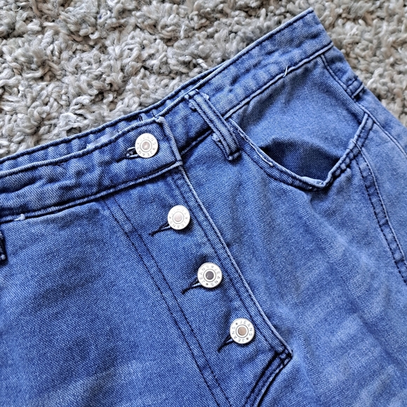 Misslook | Blue button up fly straight leg women's jean with styled fade - Picture 4 of 10